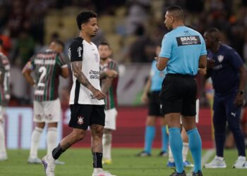 Allan recebe cartão vermelho após gesto obsceno