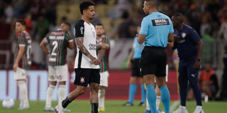 Allan recebe cartão vermelho após gesto obsceno