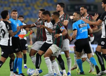Allan se manifesta nas redes sociais após expulsão polêmica em jogo contra o Fluminense pelo Brasileirão