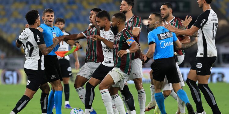 Allan se manifesta nas redes sociais após expulsão polêmica em jogo contra o Fluminense pelo Brasileirão
