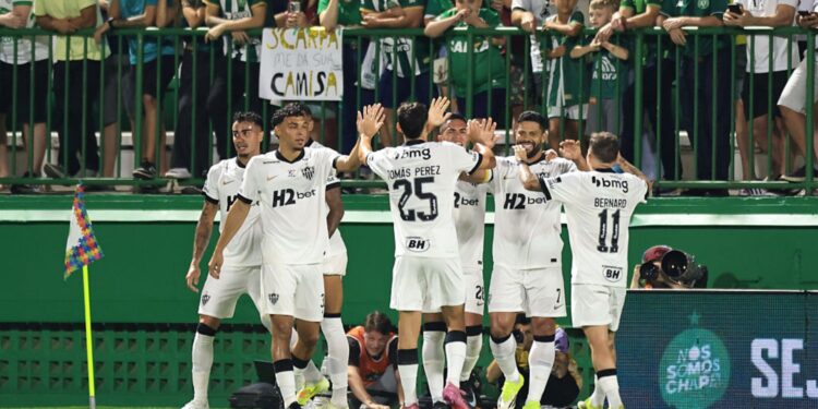 O Atlético-MG atropelou a Chapecoense no primeiro tempo do duelo