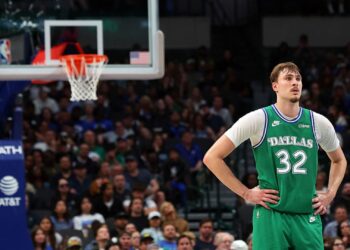 Cooper Flagg foi o cestinha dos Mavericks na derrota diante do Magic