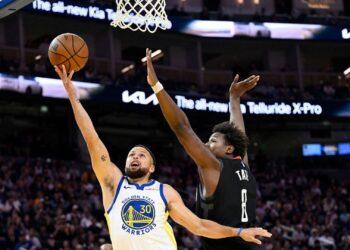 Stephen Curry foi o cestinha dos Warriors na derrota contra os Rockets