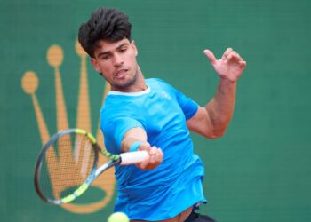 Carlos Alcaraz estreia com vitória avassaladora sobre Sebastian Baez em Monte Carlo