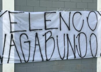 Membros da Gaviões da Fiel estendem faixas durante protesto da torcida no CT Joaquim Grava