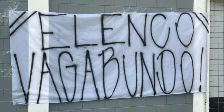 Membros da Gaviões da Fiel estendem faixas durante protesto da torcida no CT Joaquim Grava
