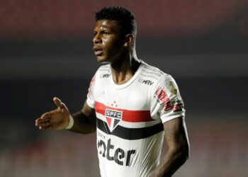Fora dos relacionados, Arboleda vive polêmica no São Paulo e pode ter contrato rescindido