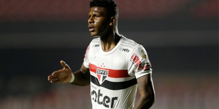 Fora dos relacionados, Arboleda vive polêmica no São Paulo e pode ter contrato rescindido