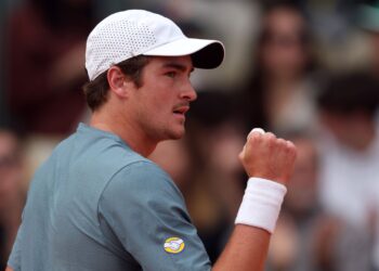 João Fonseca celebra vitória na estreia de Monte Carlo e projeta duelos contra gigantes do circuito