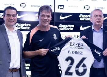 Técnico Fernando Diniz durante a apresentação oficial no CT Joaquim Grava