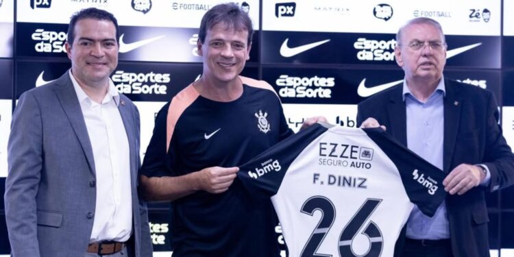 Técnico Fernando Diniz durante a apresentação oficial no CT Joaquim Grava
