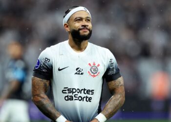 Fernando Diniz coloca permanência de Memphis Depay como prioridade máxima para 2026