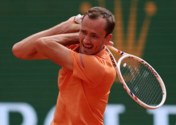 Medvedev quebra raquete após derrota por duplo 6/0 no Masters de Monte Carlo