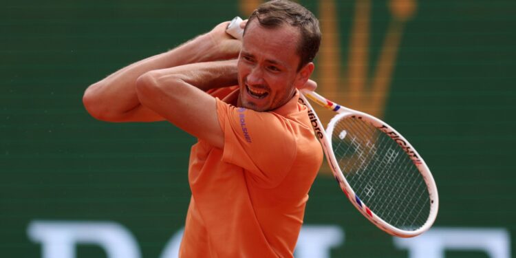 Medvedev quebra raquete após derrota por duplo 6/0 no Masters de Monte Carlo