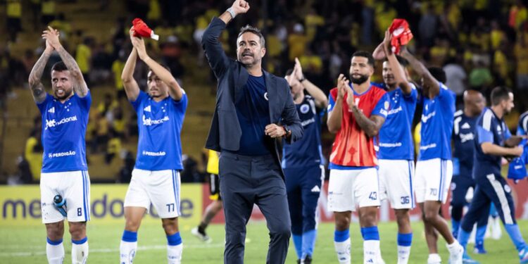 Artur Jorge comemorou a vitória do Cruzeiro sobre o Barcelona de Guayaquil