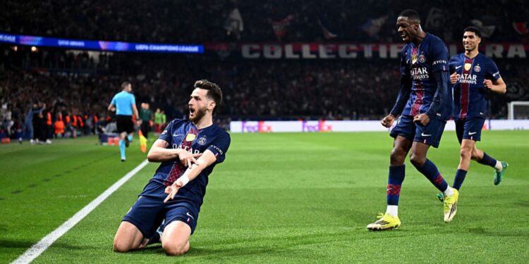 Kvaratskhelia marcou o segundo gol do PSG na vitória sobre o Liverpool