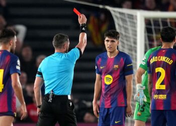 Pau Cubarsí foi expulso ainda no primeiro tempo do duelo entre Barcelona e Atlético de Madrid