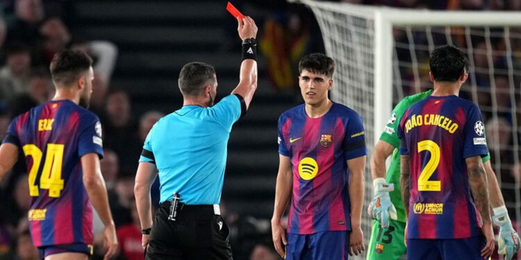 Pau Cubarsí foi expulso ainda no primeiro tempo do duelo entre Barcelona e Atlético de Madrid