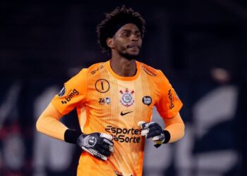 Em noite de Libertadores, Hugo Souza brilha e comemora início de trajetória promissora sob o comando de Diniz