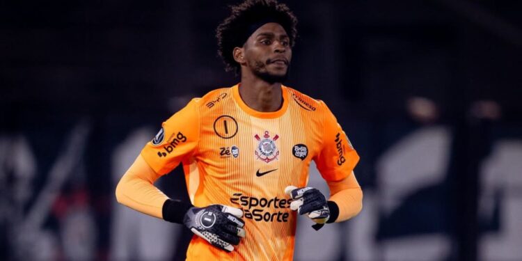 Em noite de Libertadores, Hugo Souza brilha e comemora início de trajetória promissora sob o comando de Diniz