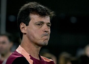 Fernando Diniz estreou no comando do Corinthians com vitória sobre o Platense