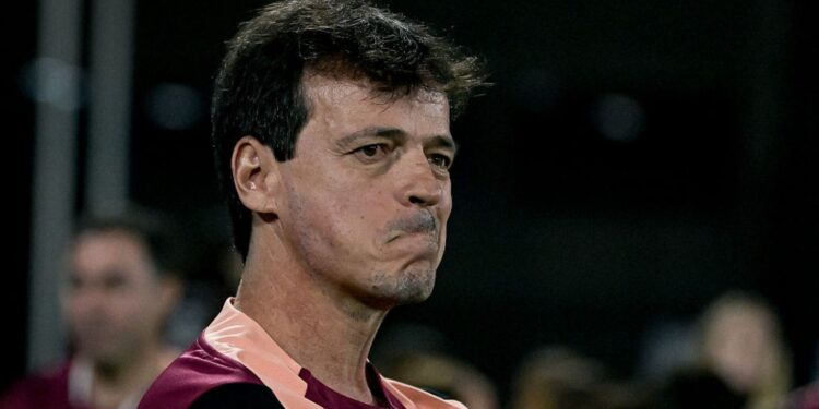 Fernando Diniz estreou no comando do Corinthians com vitória sobre o Platense