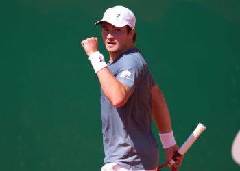 João Fonseca comemora pontos somados e novo posto no cenário mundial após brilhar no saibro de Monte Carlo