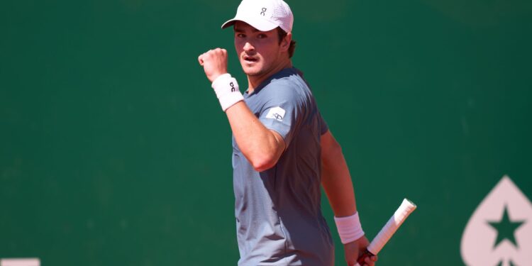 João Fonseca comemora pontos somados e novo posto no cenário mundial após brilhar no saibro de Monte Carlo