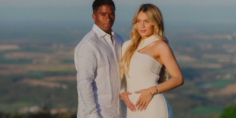 Casal confirma primeiro filho em postagem emocionante nas redes sociais