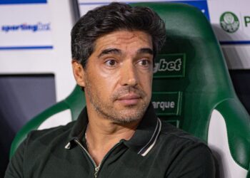 Abel Ferreira não poderá comandar o Palmeiras no clássico deste domingo contra o Corinthians