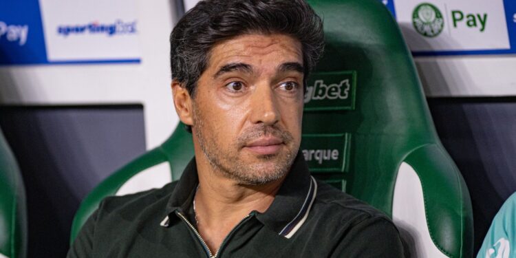 Abel Ferreira não poderá comandar o Palmeiras no clássico deste domingo contra o Corinthians