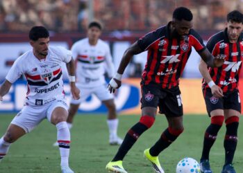 Desfalcado e com um jogador a menos, o São Paulo não segurou a pressão do Vitória em Salvador
