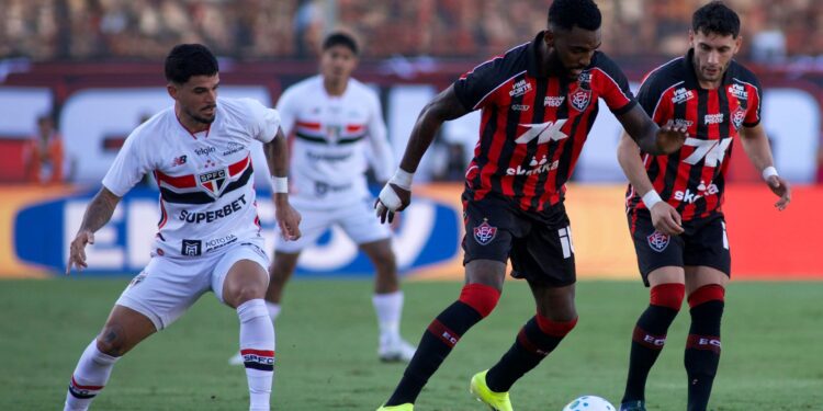 Desfalcado e com um jogador a menos, o São Paulo não segurou a pressão do Vitória em Salvador