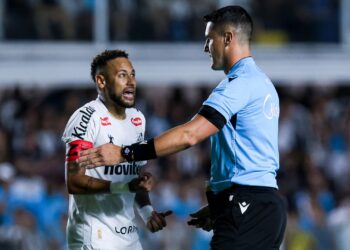 Em comentário nas redes sociais, Neymar elogia a postura e as explicações do assistente Victor Imazu durante o jogo contra o Atlético-MG