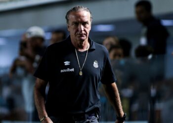 Técnico Cuca analisa vitória do Santos e explica expulsão após polêmica com o VAR na Vila Belmiro