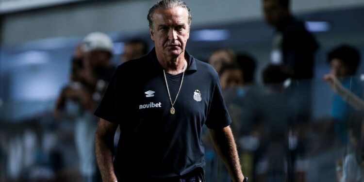 Técnico Cuca analisa vitória do Santos e explica expulsão após polêmica com o VAR na Vila Belmiro