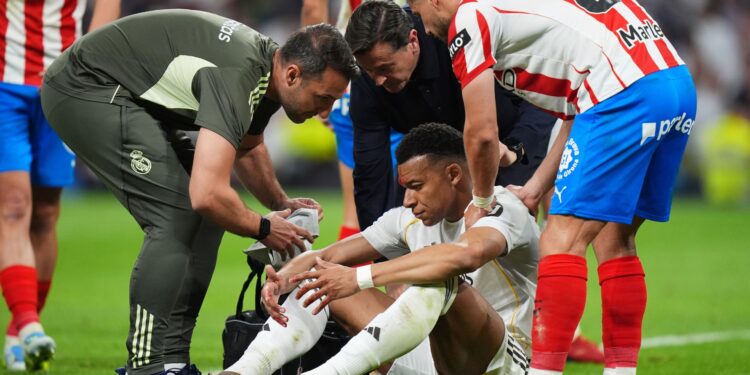 Após levar pontos no rosto, Mbappé é poupado de treino e vira preocupação para o Real Madrid na Champions League
