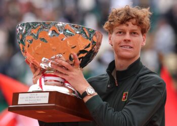 Jannik Sinner celebra título inédito no Masters 1000 de Monte Carlo e o retorno à liderança do ranking mundial da ATP