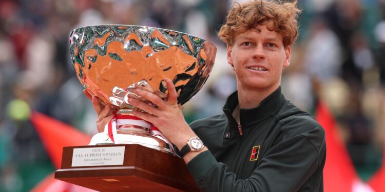 Jannik Sinner celebra título inédito no Masters 1000 de Monte Carlo e o retorno à liderança do ranking mundial da ATP