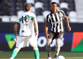 Danilo foi um dos destaques do Botafogo no empate por 2 a 2 diante do Coritiba pelo Brasileirão