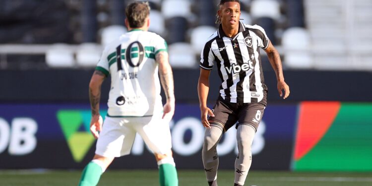 Danilo foi um dos destaques do Botafogo no empate por 2 a 2 diante do Coritiba pelo Brasileirão