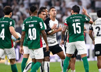 O clássico entre Corinthians e Palmeiras ficou marcado por confusão dentro e fora de campo