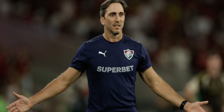 Luís Zubeldía durante o clássico entre Fluminense e Flamengo