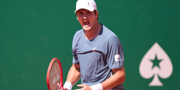 João Fonseca durante a disputa do Masters 1000 de Monte Carlo, onde garantiu pontos para subir no ranking