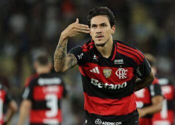 Pedro comemora um de seus gols no clássico; atuação rendeu elogios da imprensa internacional