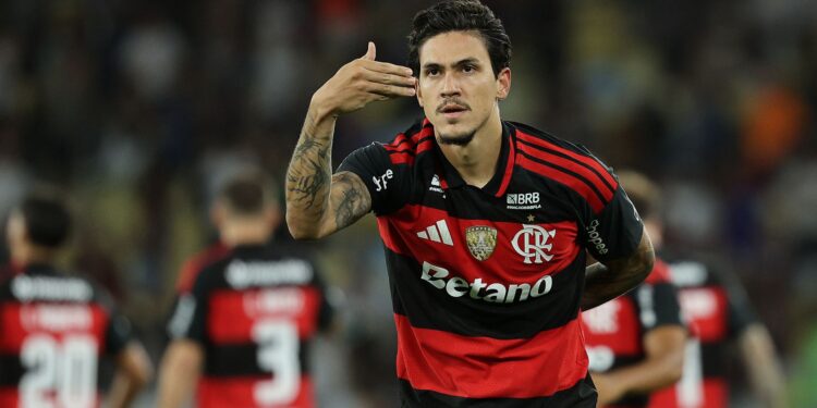 Pedro comemora um de seus gols no clássico; atuação rendeu elogios da imprensa internacional