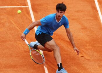 Alcaraz celebra vitória na estreia do Barcelona Open e segue focado no título.
