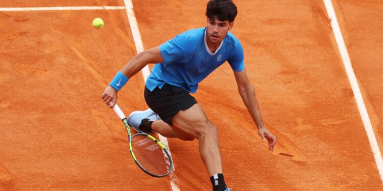 Alcaraz celebra vitória na estreia do Barcelona Open e segue focado no título.