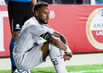 Neymar discute com torcedores na Vila Belmiro após resultado negativo