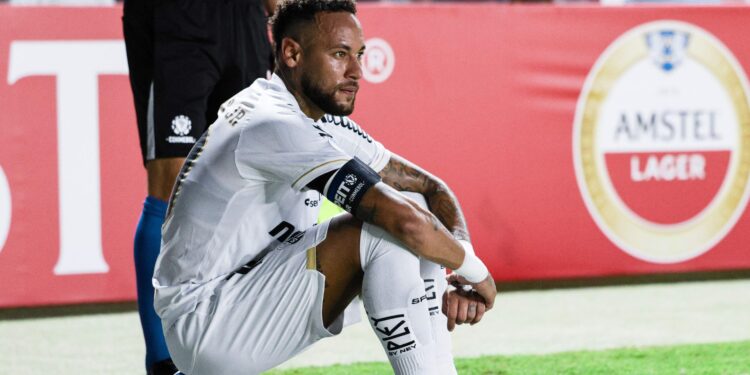 Neymar discute com torcedores na Vila Belmiro após resultado negativo